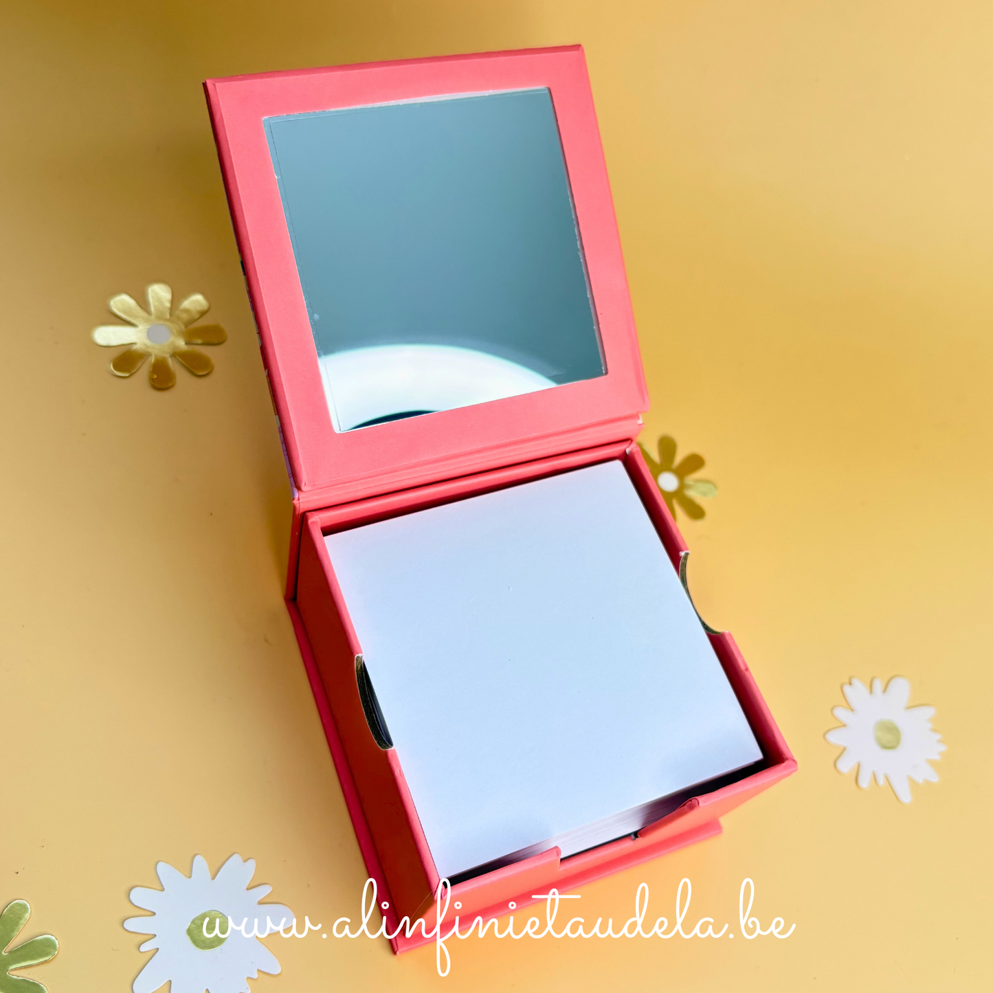 Boite mémos fleurie avec miroir
