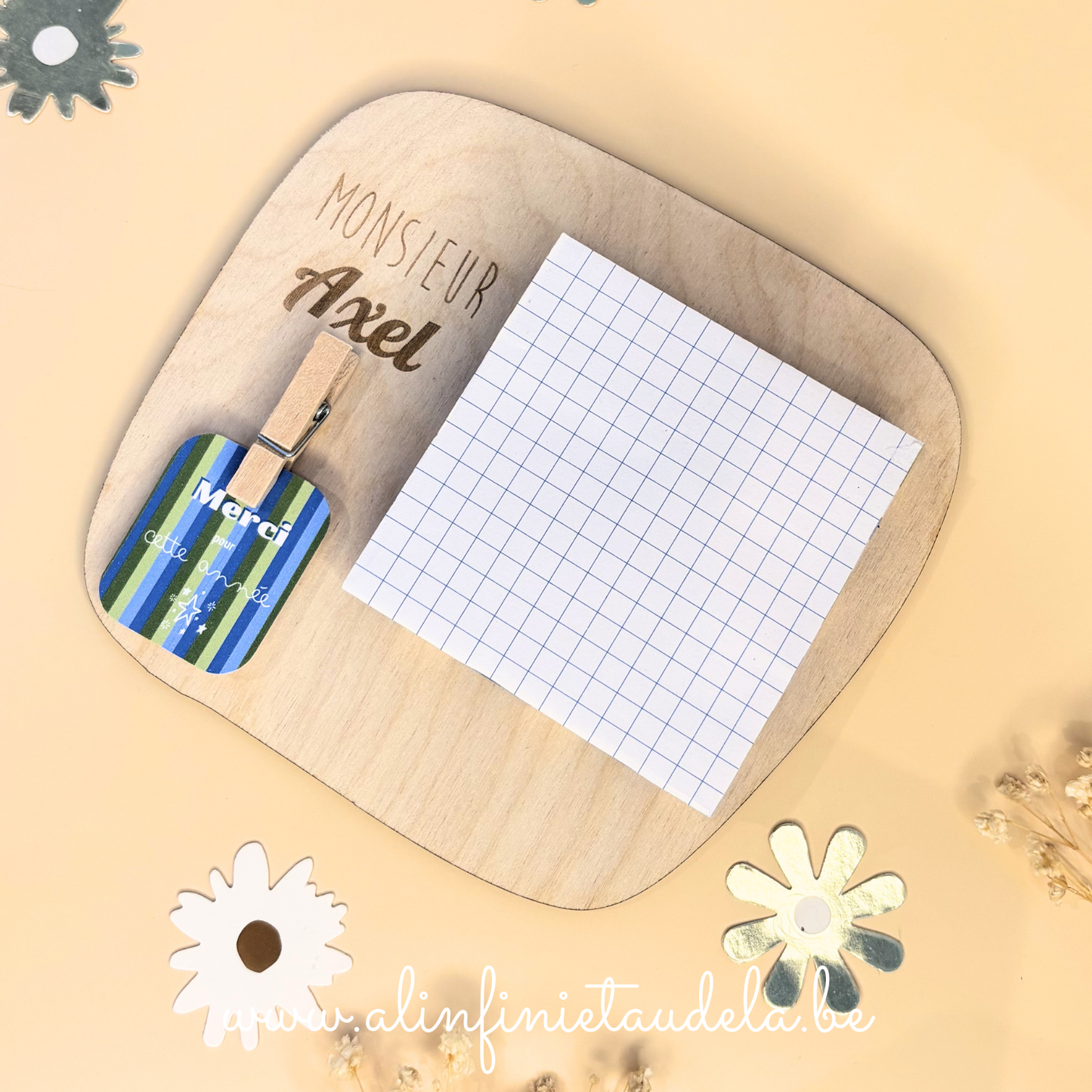 Support avec notes adhésives à motif quadrillé
